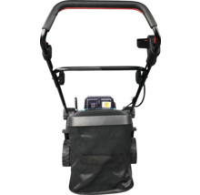 Rückansicht eines Akku-Rasenmähers mit schwarzem Fangkorb aus Mesh und ergonomischem Führungsholm.