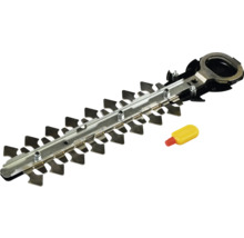 Heckenscheren-Aufsatz aus Metall mit doppelseitigen Schneidzähnen und kleinem Zubehörteil für die Gartenpflege.
