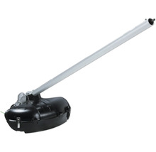 Rasentrimmer-Aufsatz mit silbernem Metallschaft und schwarzem Schutzgehäuse für Garten-Multitool-Systeme.