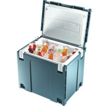 Offene Makita Kühlbox Makpac mit Makita Logo, gefüllt mit Eiswürfeln und verschiedenen Getränkeflaschen.