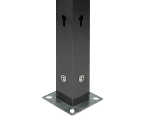 Metallpfosten mit quadratischer Bodenplatte zum Aufschrauben, Schlüssellochbohrungen an den Seiten und Befestigungsschrauben.