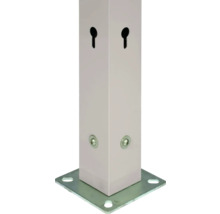 Metallpfosten mit quadratischer Bodenplatte, Montagelöchern und Schlüssellochöffnungen für Befestigungen.