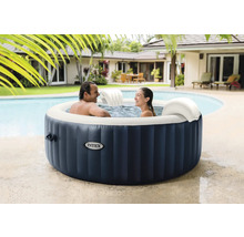 Aufblasbarer Intex Whirlpool im Garten mit zwei Personen