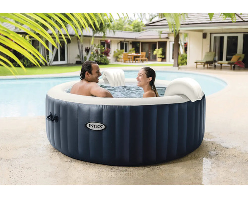 Aufblasbarer Intex Whirlpool im Garten mit zwei Personen