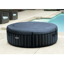 Aufblasbarer Whirlpool mit Abdeckung im Außenbereich.