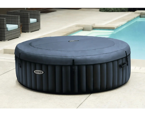 Aufblasbarer Whirlpool mit Abdeckung im Außenbereich.