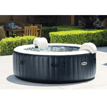 Aufblasbarer runder Whirlpool im Garten mit Intex Logo