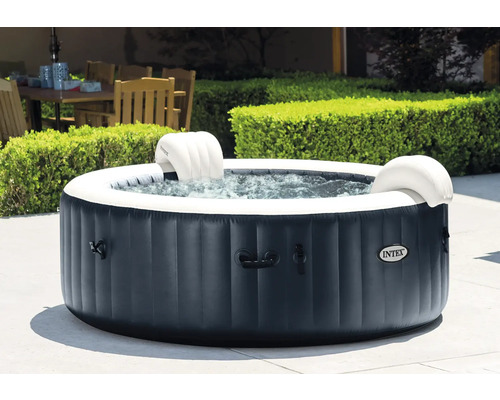 Aufblasbarer runder Whirlpool im Garten mit Intex Logo
