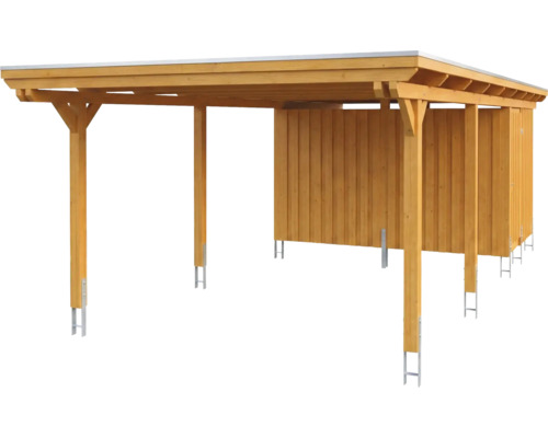 Carport aus Holz mit integriertem Geräteraum und Flachdach, Pfosten mit Metallankern.