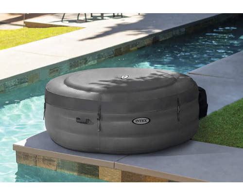 Aufblasbarer Whirlpool von Intex neben einem Schwimmbecken