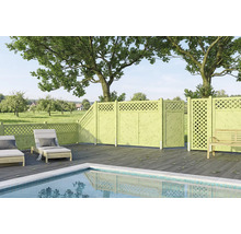 Großzügige Terrasse mit Pool, dunklem Holzdeck und einem hellgrünen Sichtschutzzaun aus Holz mit Gitterelementen an der Oberseite.