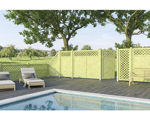 Großzügige Terrasse mit Pool, dunklem Holzdeck und einem hellgrünen Sichtschutzzaun aus Holz mit Gitterelementen an der Oberseite.