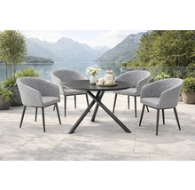 Gartenszene mit rundem Esstisch und vier Stühlen