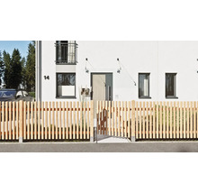 Moderner Staketenzaun aus hellem Naturholz mit integriertem Gartentor vor einem weißen Wohnhaus.