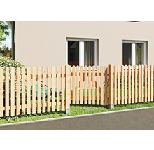 Lattenzaun aus Holz mit abgerundeten Oberkanten und Gartentor, montiert auf Rasen vor einem Wohnhaus mit Pfostenträgern aus Metall.