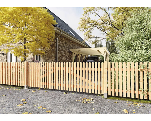 Holzzaun aus hellen Latten mit abgerundeten Köpfen und integriertem Tor vor einem Wohnhaus mit Carport.