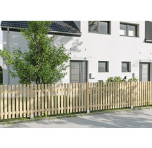 Hölzerner Lattenzaun mit Rundkopf vor einem modernen weißen Haus, Garten mit Baum und Sträuchern.