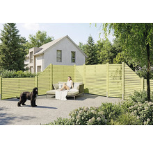 Sichtschutzzaun aus Holz mit horizontalen Lamellen auf einer gepflasterten Terrasse mit Gartenmöbeln und einem Hund.