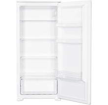 Geöffneter weißer Kühlschrank mit Glasablagen, Türabstellern und einer Gemüseschublade.