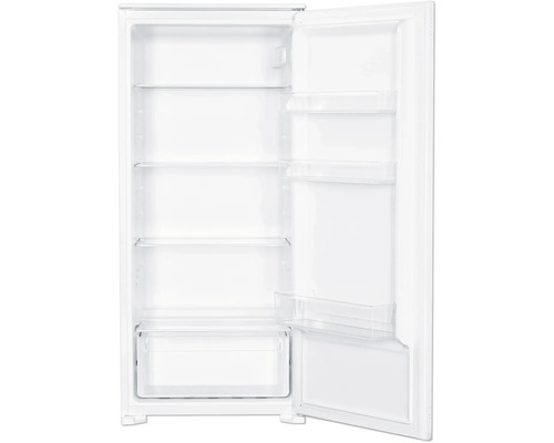 Geöffneter weißer Kühlschrank mit Glasablagen, Türabstellern und einer Gemüseschublade.