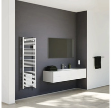 Modernes, helles Badezimmer mit Handtuchheizkörper, schwebendem Waschtischunterschrank, Spiegel und Fliesenboden.