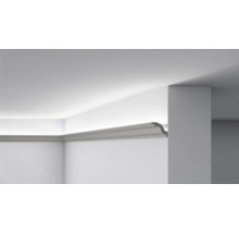 Stuckleiste an Wand und Decke im Raum