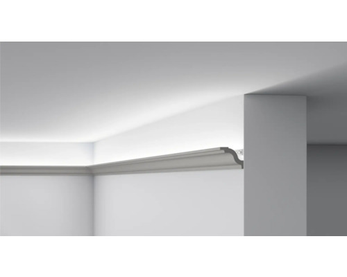 Stuckleiste an Wand und Decke im Raum