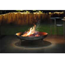 Feuerschale mit brennendem Holz im Garten