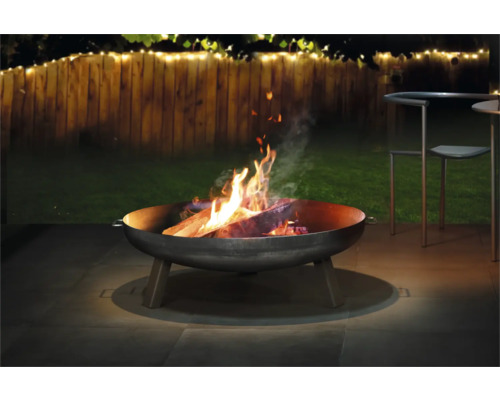 Feuerschale mit brennendem Holz im Garten