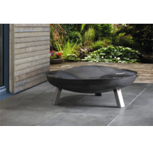 Feuerschale aus Metall mit Abdeckung im Garten