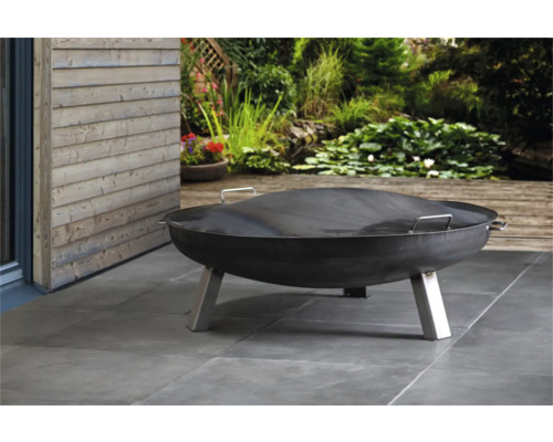 Feuerschale aus Metall mit Abdeckung im Garten