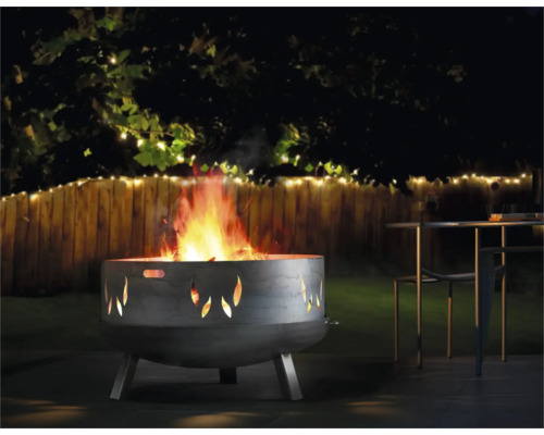 Feuerstelle im Garten mit Flammen und Dekoration