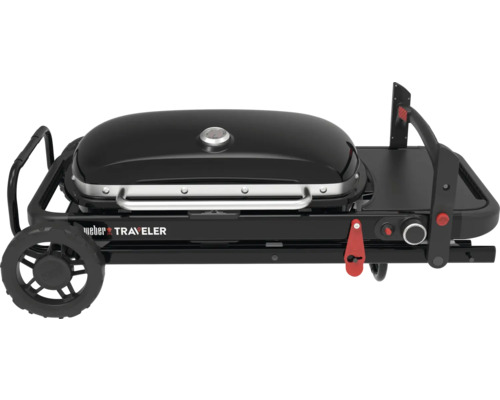 Weber Traveler tragbarer Gasgrill, zusammengeklappt für den Transport, mit schwarzem Deckel, Griff und einem Rad.