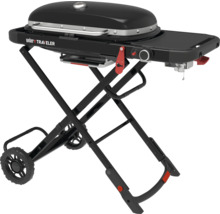 Weber Traveler tragbarer Gasgrill mit integriertem Klappwagen, zwei Rädern, schwarzem Deckel und seitlicher Ablagefläche.
