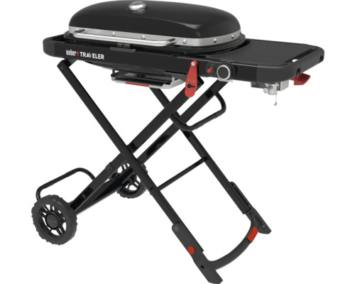 Weber Traveler tragbarer Gasgrill mit integriertem Klappwagen, zwei Rädern, schwarzem Deckel und seitlicher Ablagefläche.