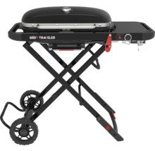 Tragbarer Gasgrill Weber Traveler mit klappbarem Unterwagen, seitlicher Ablage und stabilen Rädern für einfachen Transport.
