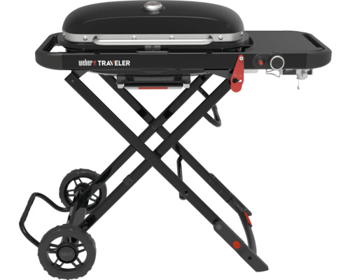 Tragbarer Gasgrill Weber Traveler mit klappbarem Unterwagen, seitlicher Ablage und stabilen Rädern für einfachen Transport.