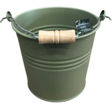 Eimer aus Metall mit Holzgriff