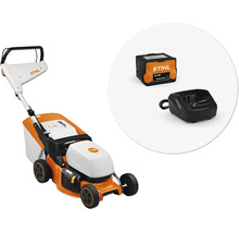 STIHL Akku-Rasenmäher Set mit orange-weißem Rasenmäher, Akku AK 20 und Ladegerät.