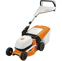 STIHL Akku-Rasenmäher in Orange und Weiß mit Grasfangkorb und ergonomischem Holm.
