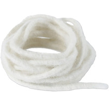 Aufgerollte weiße Kordel aus faserigem Material.