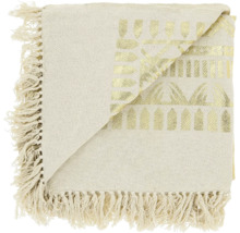 Gefaltete Wohndecke mit goldenem Ethno-Muster und Fransen an den Rändern.