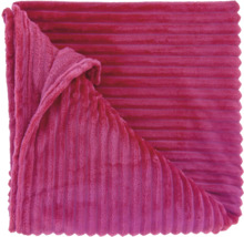 Pinkfarbene Kuscheldecke mit einer weichen, gerippten Oberflächenstruktur in Cord-Optik.