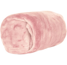 Zusammengerollte weiche Wohndecke aus Fleece in Rosa.