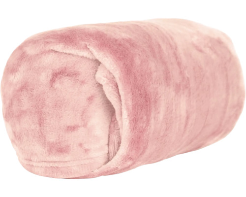 Zusammengerollte weiche Wohndecke aus Fleece in Rosa.