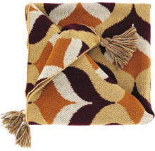 Gefaltete Strickdecke mit braunem, orangem und cremefarbenem Rautenmuster und Quasten an den Ecken.