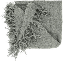 Gefaltete graue Wohndecke mit strukturierter Bouclé-Oberfläche und langen Fransen.