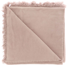 Gefaltete Wohndecke in Rosa mit Fransen am Rand, weiche Textur.