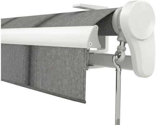 Senkrechtmarkise mit grauem Stoff, weißer Kassette und manueller Handkurbel.