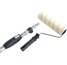 Farbroller-Set mit Teleskopstange, Rollenbügel und weißer Farbwalze mit gelben Streifen.